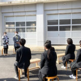 唐津工業生徒作品の椅子の寄贈式